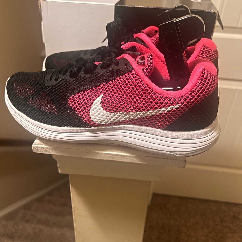 Nike Women's Revolution 3 Shoes. Size 8.5